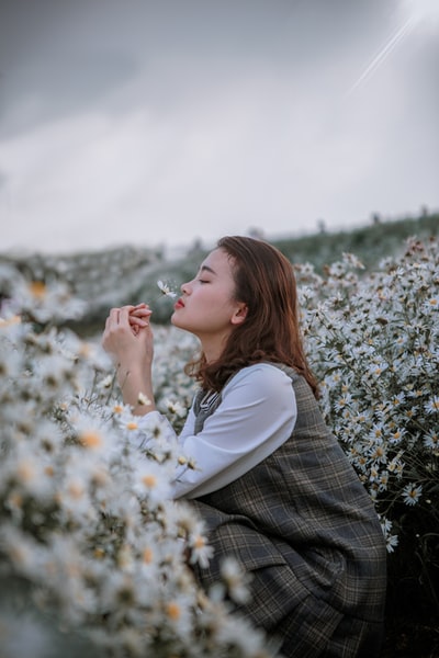 选择聚焦摄影的女人闻花
